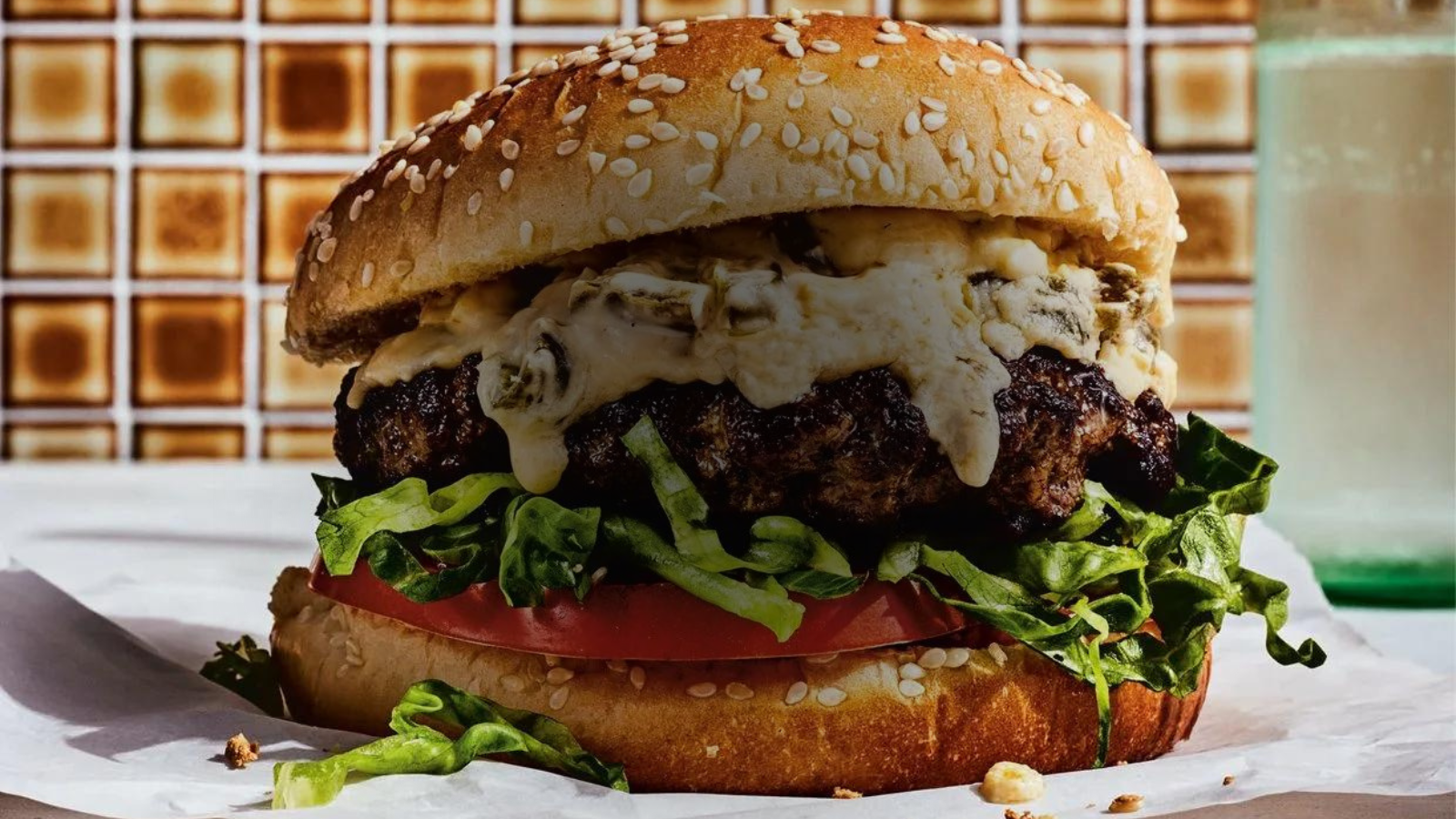 Shaq’s Mouth-Watering Burgers With Homemade Jalapeño Pimiento Cheese